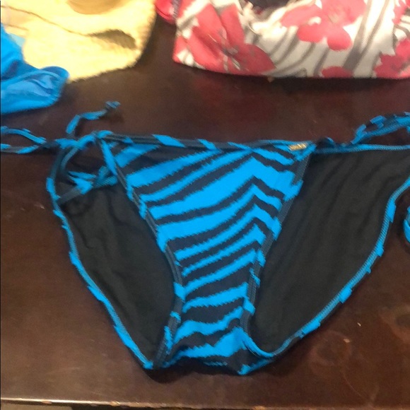 Pink blue triangle top L blue/blk stripe bottom M - Picture 4 of 6
